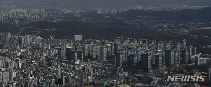 [서울=뉴시스] 조수정 기자 = 지난해 서울 아파트 평균 분양가가 3.3㎡당 3천474만 원으로 전년(2천798만 원) 대비 24.2%(676만 원) 올랐다. 서울 아파트 3.3㎡당 평균 분양가가 3천만 원을 넘은 것은 처음이다. 상승률은 2018년(29.8%), 2012년(25.4%)에 이어 역대 3번째로 높았다. 사진은 14일 서울 송파구 롯데월드타워 서울스카이전망대에서 바라본 강동구 올림픽파크포레온 공사현장. 2023.03.14.chocrystal@newsis.com