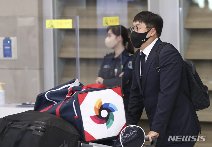 [인천공항=뉴시스] 김근수 기자 = 2023 월드베이스볼클래식(WBC) 한국 야구대표팀 김현수가 14일 오후 인천국제공항으로 귀국하고 있다. 2023.03.14. ks@newsis.com