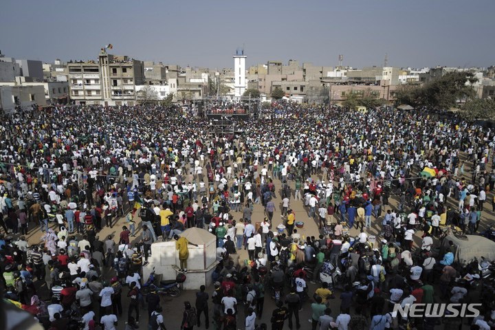 [다카르( 세네갈)= AP/뉴시스] 지난 3월 13일 다카르에서 열린 손코 지지 시위대의 집회. 2023.05.30  