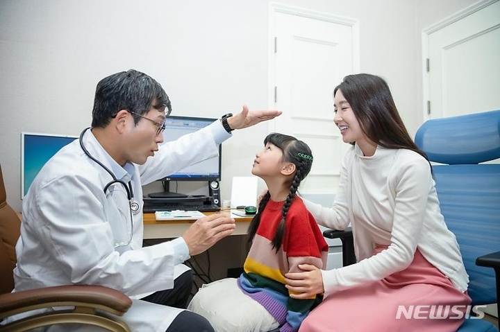 [서울=뉴시스]성장 호르몬 치료 전 비용과 부작용을 꼼꼼히 따져보고, 키 성장을 저해하는 정확한 원인을 찾아 치료하는 것이 중요하다. (사진= 건강보험심사평가원 제공) 2023.03.15. photo@newsis.com.