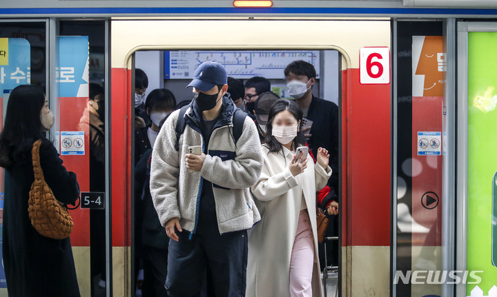 [서울=뉴시스] 정병혁 기자 =지난 15일 서울 영등포구 신도림역에서 마스크를 쓴 시민들이 전철에서 내리고 있다. 2023.03.15. jhope@newsis.com