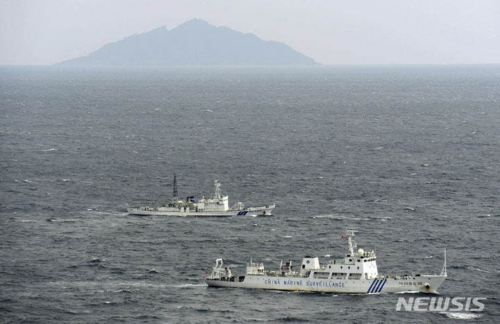 [동중국해=AP/뉴시스] 중국 해경이 일본과 영유권 분쟁을 벌이고 있는 센카쿠열도(중국명 댜오위다오) 인근에서 일본 어선들을 몰아냈다고 4일 밝혔다. 사진은 2012년 11월 동중국해에서 일본 센카쿠열도(중국명 댜오위다오) 부근에서 중국 해양 감시선(사진 아래)을 따라가는 일본 해안 경비대 선박의 모습. 2024.7.4