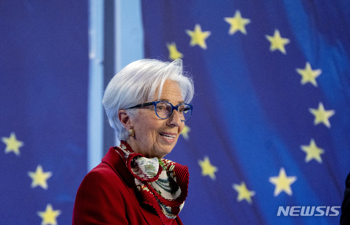 [프랑크푸르트(독일)=AP/뉴시스]크리스틴 라가르드 유럽중앙은행(ECB) 총재가 지난 16일 독일 프랑크푸르트에서 열린 ECB 집행위원회 회의 후 기자회견을 하고 있다. 그녀는 22일 글로벌 은행 시스템의 격변으로 세계 경제 전망이 몇 주 전보다 더 어두워짐에 따라 향후 금리 인상 여부 결정이 불확실(open)하다고 말했다. 2023.3.22