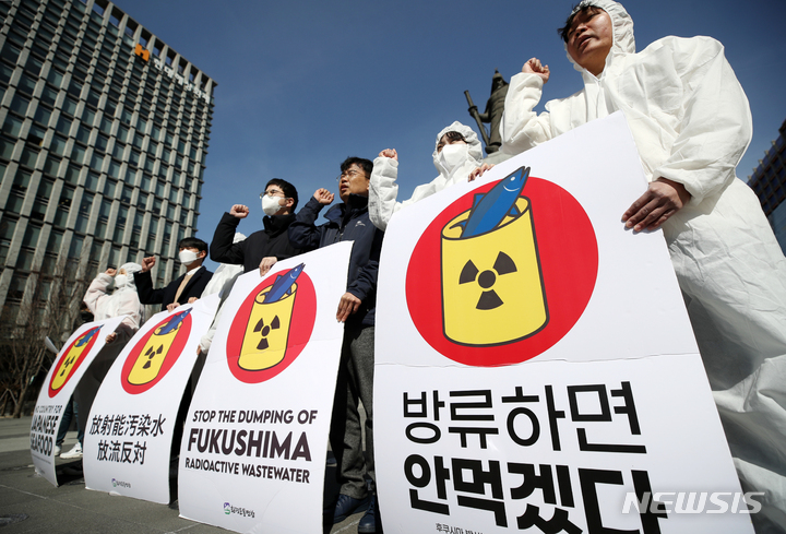 [서울=뉴시스] 조성우 기자 = 환경운동연합, 시민방사능감시센터 활동가들이 지난 3월16일 오전 서울 광화문광장에서 '후쿠시마 오염수 해양 방류 말고 장기 보관, 대통령은 일본 정부에 요구하라' 기자회견을 하고 있다. 2023.03.16. xconfind@newsis.com