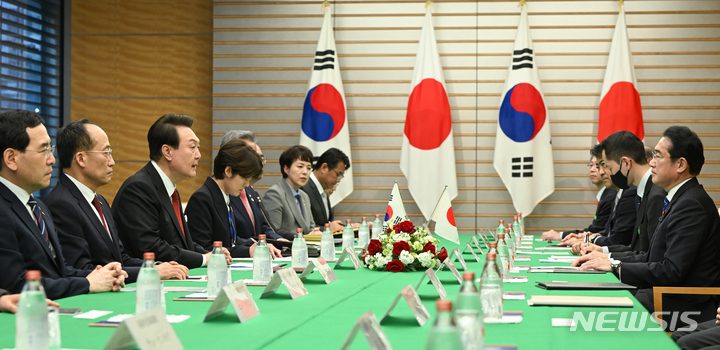 [도쿄=뉴시스] 전신 기자 = 윤석열 대통령과 기시다 후미오 일본 총리가 16일 도쿄 총리 관저에서 한일 확대정상회담을 하고 있다. 2023.03.16. photo1006@newsis.com