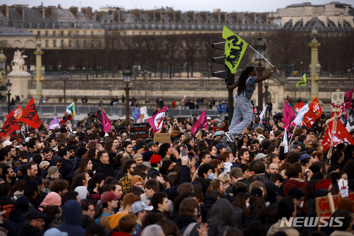 [파리=AP/뉴시스] 시위대가 16일(현지시간) 프랑스 파리 콩코드 광장 인근에 모여있다. 엠마누엘 마크롱 프랑스 대통령은 정년을 64세로 연장하는 연금 개혁안을 하원 표결을 거치지 않고 바로 입법할 수 있는 헌법 조항을 사용했다. 2023.03.17.