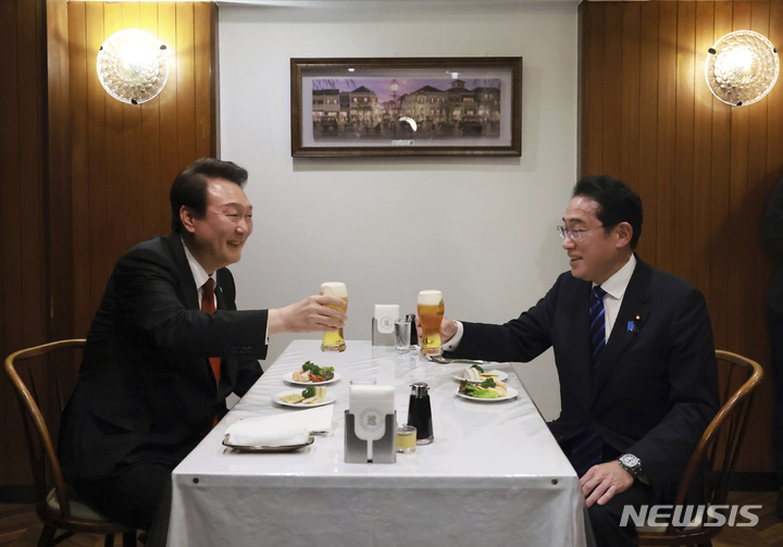 [도쿄=AP/뉴시스] 윤석열 대통령(왼쪽)과 기시다 후미오 일본 총리가 지난 3월16일 도쿄 긴자 지역에 있는 렌가테이 식당에서 친교의 시간을 가지며 생맥주로 건배하고 있다. 2023.04.30.