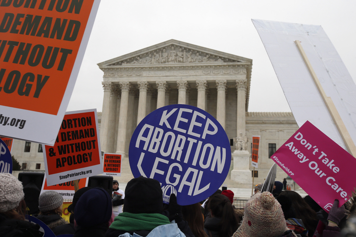 [워싱턴=AP/뉴시스] 미국 노스다코타주(州) 대법원은 16일(현지시간) 노스다코타 주의 낙태 금지법이 위헌이라고 판결했다. 사진은 2016년 1월 22일 워싱턴의 미국 대법원 앞에서 열린 '2016 생명을 위한 행진'에서 시위자들이 낙태권 찬성 표지판을 들고 있는 모습. 2023.03.17 *재판매 및 DB 금지