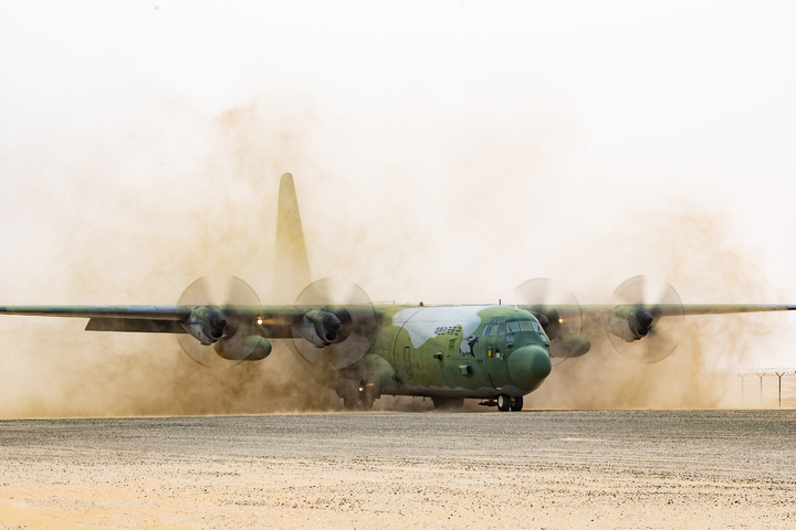 [서울=뉴시스] 우리 공군의 C-130 수송기가 험지 이착륙 훈련에서 비포장 활주로에 착륙하고 있다. 공군은 2월 26일부터 3월 17일까지 UAE 아부다비의 알 다프라(Al Dhafra) 기지에서 UAE 공군사령부가 주관하는 다국적 연합훈련인 '23년 데저트 플래그(Desert Flag) 훈련'에 참가했다. (사진=공군) 2023.03.17. photo@newsis.com *재판매 및 DB 금지