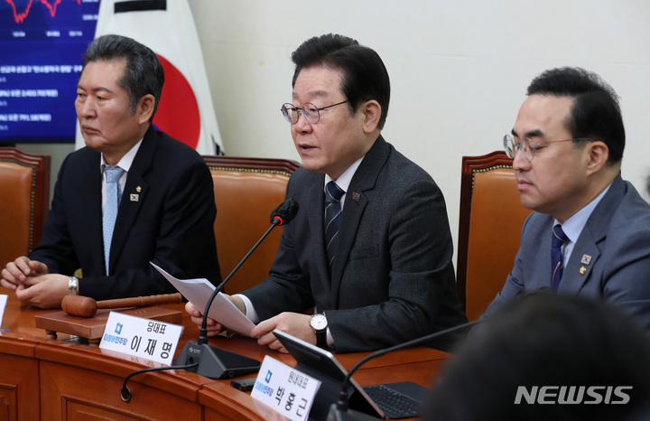 [서울=뉴시스] 이영환 기자 = 이재명 더불어민주당 대표가 17일 오전 서울 여의도 국회에서 열린 최고위원회의에서 발언하고 있다. 2023.03.17. 20hwan@newsis.com