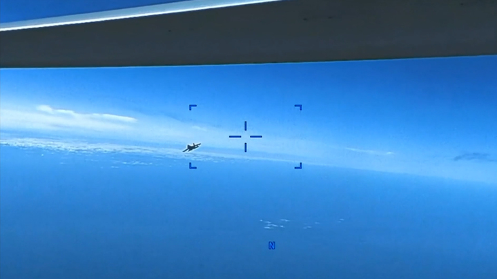 [서울=뉴시스] 미 국방부가 16일(현지시간) 러시아의 Su-27 전투기가 흑해 상공의 국제 공역에서 미국의 MQ-9 드론 뒤쪽으로 접근해 연료를 분출한 모습이 담긴 영상을 공개했다. (사진=VOA 캡쳐) 2023.03.17. photo@newsis.com *재판매 및 DB 금지