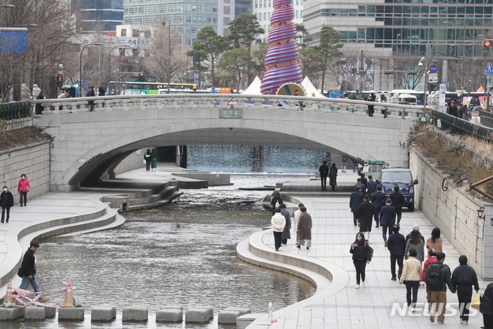 [서울=뉴시스] 조성봉 기자 = 서울의 낮 기온이 12도인 지난 17일 오후 서울 중구 청계천에서 시민들이 산책을 하고 있다. 2023.03.17. suncho21@newsis.com