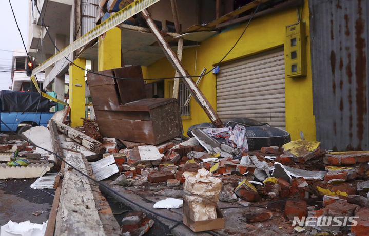 [마찰라( 에콰도르)=AP/뉴시스] 에콰도르의 엘 오로주 주도 마찰라에서 18일 (현지시간) 지진으로 무너진 주택과 상가의 잔해가 길 위를 덮고 있다.  