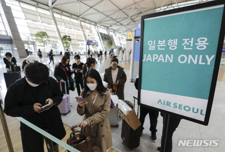 [인천공항=뉴시스] 김근수 기자 = 인천국제공항공사와 한국공항공사에 따르면 올해 1월1일부터 3월16일까지 인천공항과 김포공항에서 일본으로 출발한 여객수는 각각 115만5천199명과 19만6천472명으로 총 135만1천671명으로 지난해 두 공항에서 일본으로 출발한 총 여객수(111만5892명) 보다 약 24만여 명 많은 것으로 나타났다고 밝혔다. 19일 오전 인천공항 제1여객터미널 출국장에 일본행 탑승객들로 붐비고 있다. 2023.03.19. ks@newsis.com