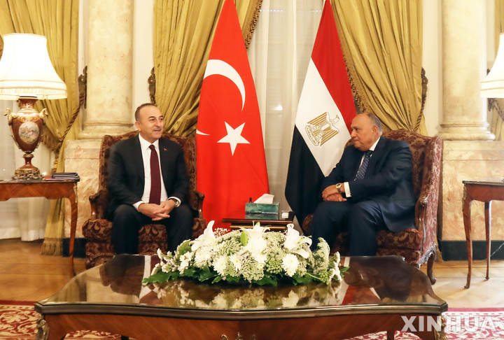 [ 카이로(이집트)=신화/뉴시스] 사메 수크리 이집트 외무장관(오른쪽)과 카이로를 방문한 튀르키예의 메블뤼트 마우쇼을루 장관이 18일(현지시간) 국교정상화 회담을 통해 두 나라의 대사급 외교관계를 복원하기로 약속했다. 