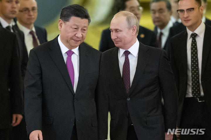 [AP/뉴시스] 시진핑 중국 국가주석(왼쪽)과 블라디미르 블라디미르 푸틴 러시아 대통령이 지난 2019년 6월 5일 러시아 모스크바 크렘린궁에서 회담을 위해 입장하고 있다. 2023.03.20.