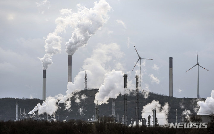 [겔젠키르헨(독일)=AP/뉴시스]독일 겔젠키르헨의 BP 정유공장과 유니퍼 석탄화력발전소에서 지난 6일 많은 연기들이 뿜어나오고 있다. 안토니우 구테흐스 유엔 사무총장은 6월5일 세계환경의 날을 맞아 플래스틱 오염 해결을 위한 전지구적 공동 투쟁을 촉구했다. 2023.06.06