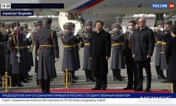 [모스크바=AP/뉴시스] 러시아 RU-24가 제공한 화면 캡처 사진에 시진핑 중국 국가주석이 20일(현지시간) 러시아 모스크바 브누코보-2 공항에 도착해 공식환영식에서 의장대를 사열하고 있다. 2023.03.20.