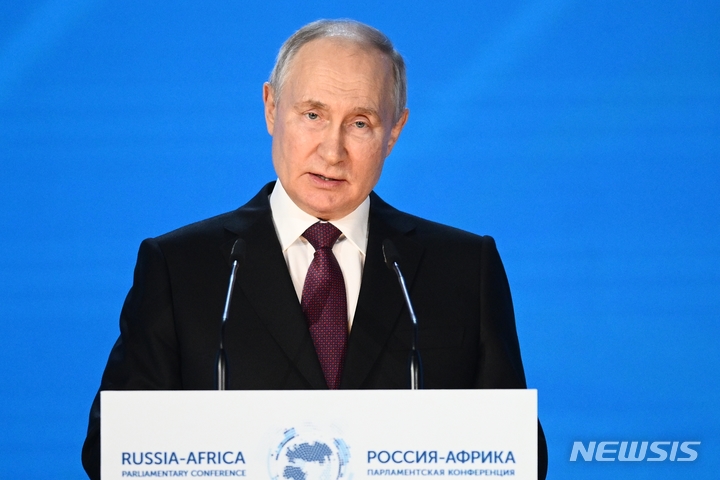 [모스크바=AP/뉴시스] 블라디미르 푸틴 러시아 대통령이 20일(현지시간) 러시아 모스크바에서 열린 제2차 러시아-아프리카 국제의회 컨퍼런스에서 연설하고 있다. 2023.03.21.