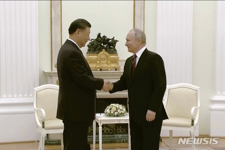 [모스크바=AP/뉴시스] 러시안풀이 제공한 화면 캡처 사진에 시진핑(왼쪽) 중국 국가주석과 블라디미르 푸틴 러시아 대통령이 20일(현지시간) 러시아 모스크바에서 열린 면담에서 악수하고 있다. 2023.03.20.