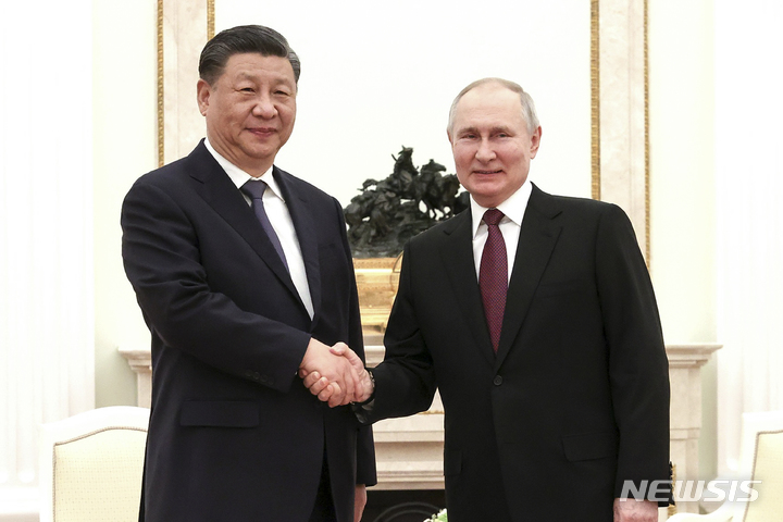 [모스크바=AP/뉴시스] 러시아 대통령 공보실이 제공한 사진에 블라디미르 푸틴 러시아 대통령과(오른쪽) 시진핑 중국 주석이 20일(현지시간) 러시아 모스크바 크렘린궁에서 열린 회담에 앞서 악수하고 있다. 2023.03.20.