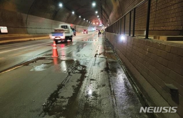 [인천=뉴시스] 인천북항 터널 노면이 물에 젖어 있다. (사진=허종식 의원실 제공) 