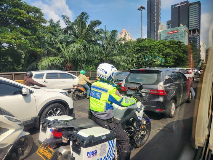 [누산타라=뉴시스] 고가혜 기자=지난 16일 인도네시아의 현 수도 자카르타 시내의 교통난 상황. 경찰들의 도로 통제에도 차량 통행이 쉽지 않다. *재판매 및 DB 금지