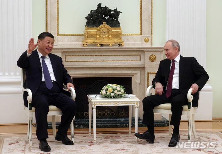 [모스크바=AP/뉴시스] 시진핑(왼쪽) 중국 국가주석과 블라디미르 푸틴 러시아 대통령이 20일(현지시간) 러시아 모스크바 크렘린궁에서 만나 면담을 하고 있다. 2023.03.21.