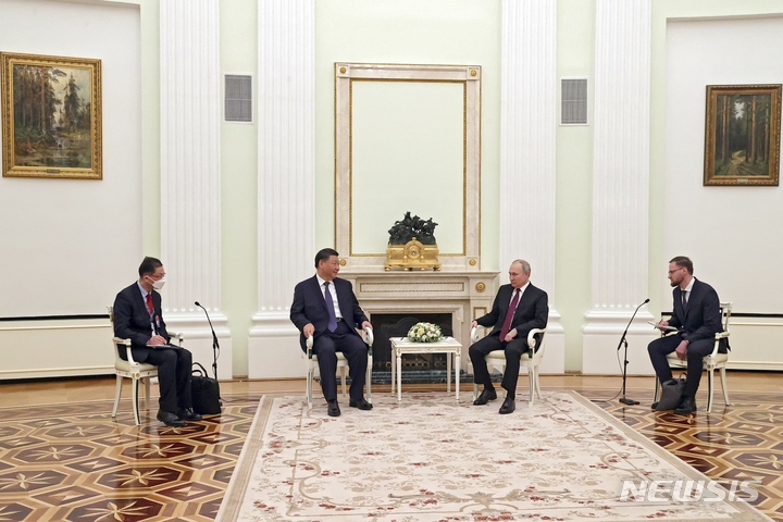 [모스크바=AP/뉴시스] 시진핑 중국 국가주석과 블라디미르 푸틴 러시아 대통령이 20일(현지시간) 러시아 모스크바 크렘린궁에서 면담을 하고 있다. 2023.03.21.