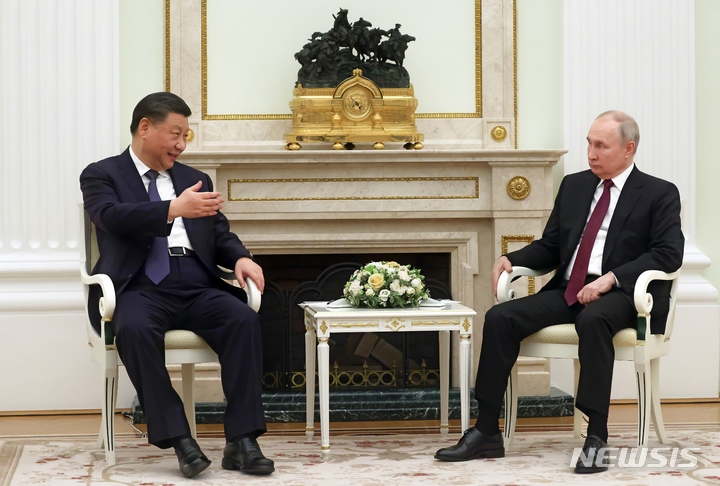 [모스크바=AP/뉴시스] 시진핑(왼쪽) 중국 국가주석과 블라디미르 푸틴 러시아 대통령이 20일(현지시간) 러시아 모스크바 크렘린궁에서 면담을 하고 있다. 2023.03.21.