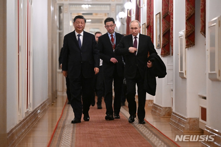 [모스크바=AP/뉴시스] 시진핑(왼쪽) 중국 국가주석과 블라디미르 푸틴 러시아 대통령이 20일(현지시간) 러시아 모스크바 크렘린궁에서 회담을 마친 뒤 이동하고 있다. 2023.03.21.
