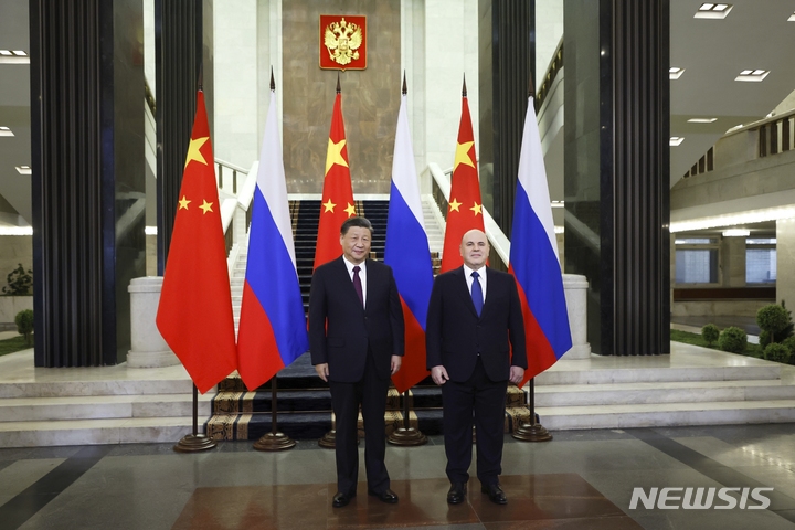 [모스크바=AP/뉴시스] 시진핑(왼쪽) 중국 국가주석이 21일(현지시간) 모스크바에서 미하일 미슈스틴 러시아 총리와 만나 회담에 앞서 기념 촬영을 하고 있다. 시 주석은 전날 블라디미르 푸틴 러시아 대통령과의 회담에서 푸틴 대통령을 중국에 초청했다고 밝혔다. 2023.03.21.