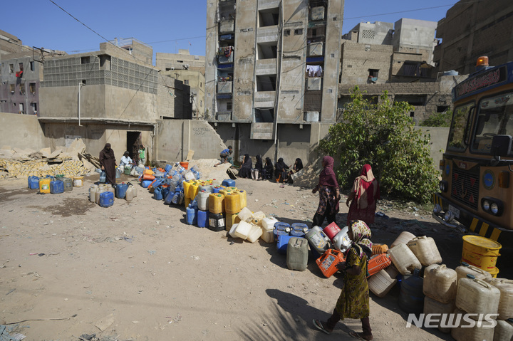 [AP/뉴시스] 3월21일 파키스탄 남부 카라치의 슬럼가 주민들이 식수를 얻기 위해 기다리고 있다. 이날은 세계 '물의 날'이다. 