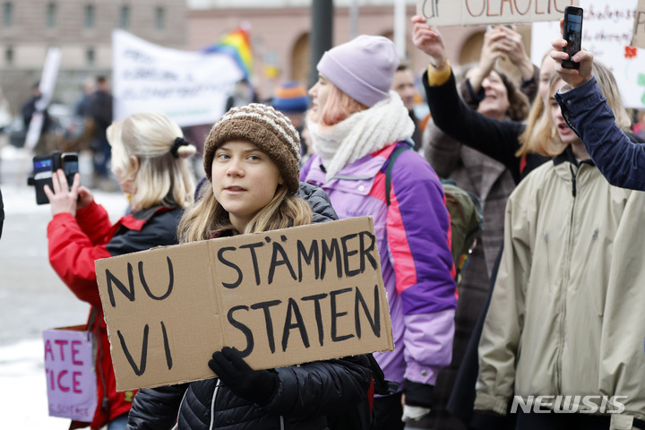 [스톡홀름(스웨덴)=AP/뉴시스]기후운동가 그레타 툰베리가 2022년 11월25일 스웨덴 스톡홀름에서 열린 청소년 주도 단체 오로라의 시위에 참석하고 있다. 스웨덴 법원이 21일 그레타 툰베리를 포함한 환경운동가들이 기후에 대한 충분한 조치를 취하지 않았다는 이들의 주장과 관련, 국가를 상대로 소송을 제기할 수 있도록 허용했다. 2023.3.21. 