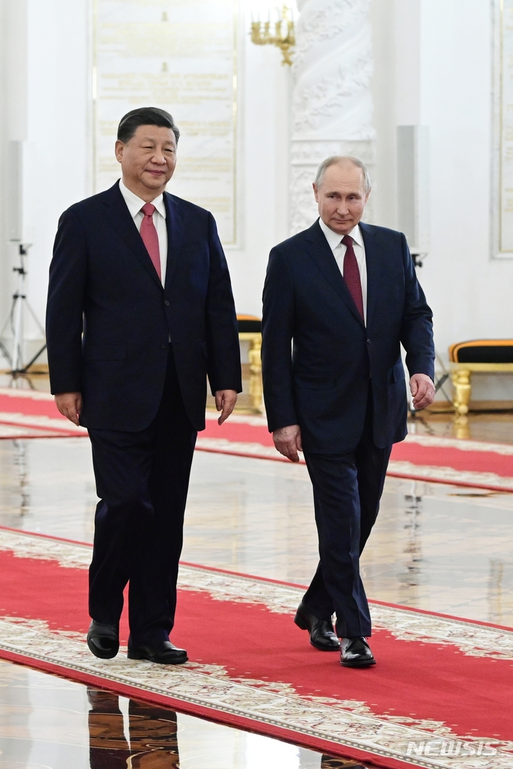 [서울=AP/뉴시스] 블라디미르 푸틴 러시아 대통령(오른쪽)과 시진핑 중국 국가주석이 21일(현지시간) 러시아 모스크바 크렘린 대궁전에서 열린 공식 환영식에 참석하고 있다. 2023.03.21. 