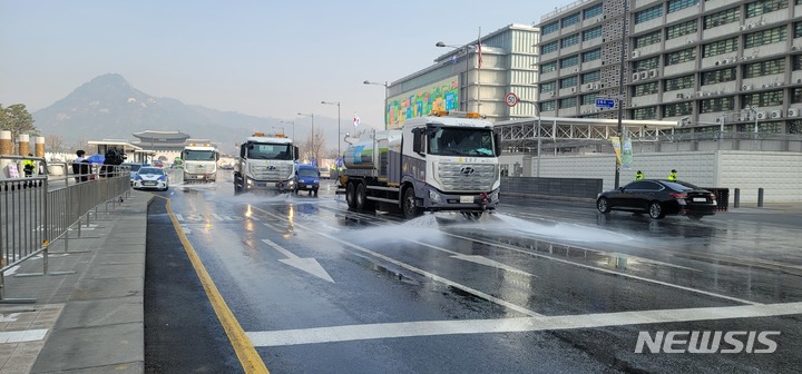 [서울=뉴시스]주요 간선 일반도로 물청소.