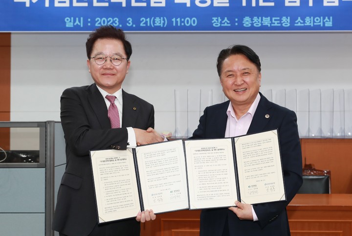 정책자금 지원 약속하는 강석훈(왼쪽) 산은 회장과 김영환 충북지사. *재판매 및 DB 금지