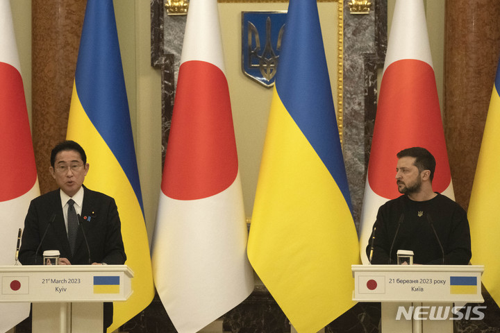 [키이우=AP/뉴시스] 볼로디미르 젤렌스키 우크라이나 대통령과 기시다 후미오 일본 총리가 21일(현지시간) 우크라이나 키이우에서 정상회담 이후 공동기자회견을 갖고 있다. 2023.02.22
