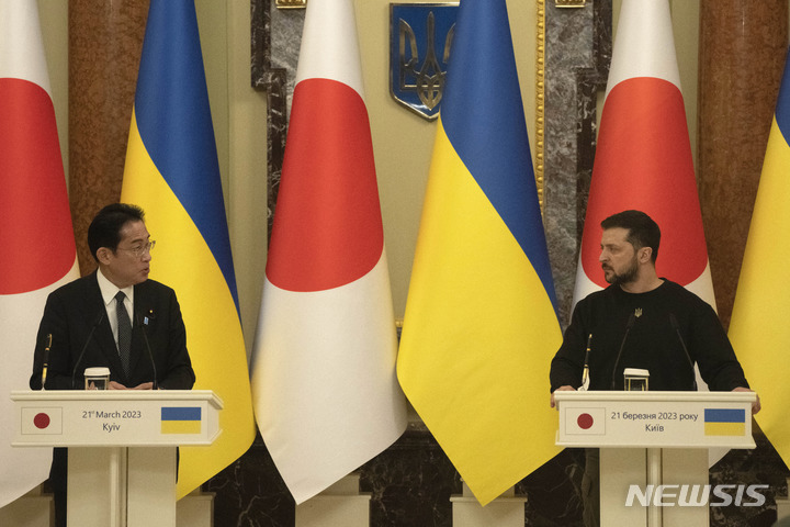 [키이우=AP/뉴시스] 우크라이나를 방문한 기시다 후미오(왼쪽) 일본 총리가 21일(현지시간) 키이우에서 볼로디미르 젤렌스키 우크라이나 대통령과 회담 후 공동 기자회견을 하고 있다. 기시다 총리는 "일본은 우크라이나의 평화가 회복될 때까지 지원할 것"이라고 말했다. 2023.03.22.