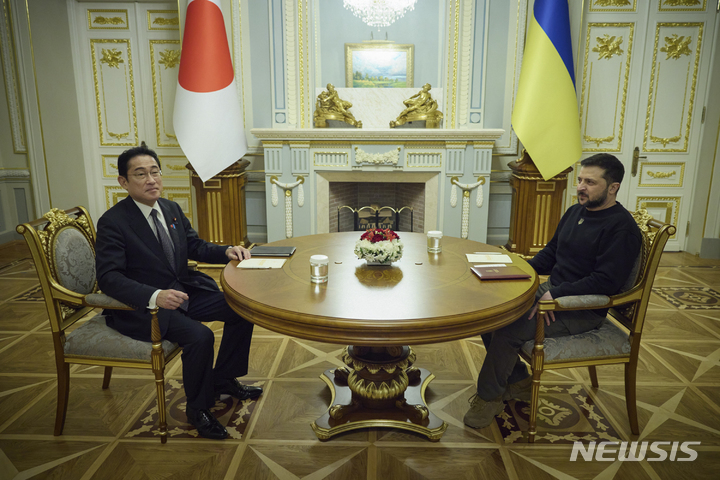 [키이우=AP/뉴시스] 우크라이나를 방문한 기시다 후미오(왼쪽) 일본 총리가 21일(현지시간) 키이우에서 볼로디미르 젤렌스키 우크라이나 대통령을 만나고 있다. 기시다 총리는 젤렌스키 대통령과 회담 후 공동 기자회견을 통해 "일본은 우크라이나의 평화가 회복될 때까지 지원할 것"이라고 말했다. 2023.03.22.