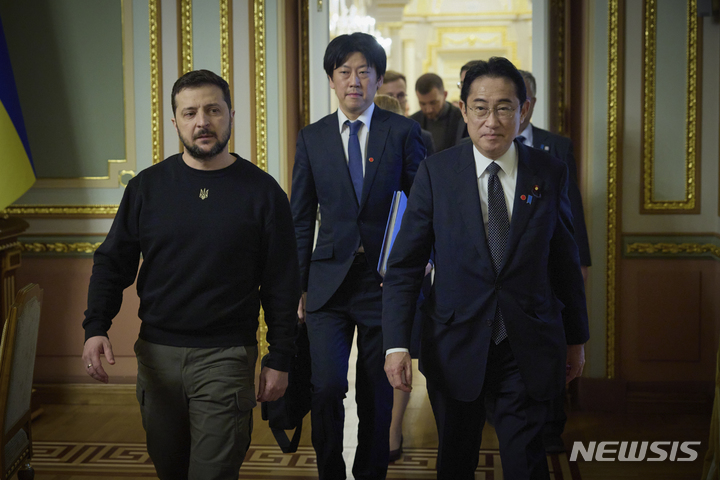 [키이우=AP/뉴시스] 우크라이나를 방문한 기시다 후미오(오른쪽) 일본 총리가 21일(현지시간) 키이우에서 볼로디미르 젤렌스키 우크라이나 대통령을 만나 이동하고 있다. 2023.03.22.