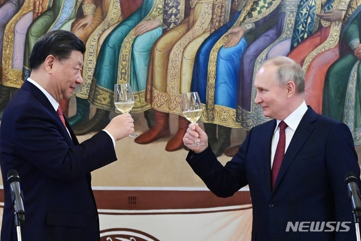 [모스크바=AP/뉴시스] 블라디미르 푸틴(오른쪽) 러시아 대통령과 시진핑 중국 국가주석이 21일(현지시간) 모스크바 크렘린의 궁전에서 열린 만찬 중 건배하고 있다. 2023.03.22.