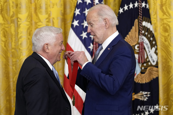 [워싱턴= AP/뉴시스] 작가 월터 아이작슨에게 21일 예술 인문학 대통령 메달을 수여하는 조 바이든 미국대통령. 