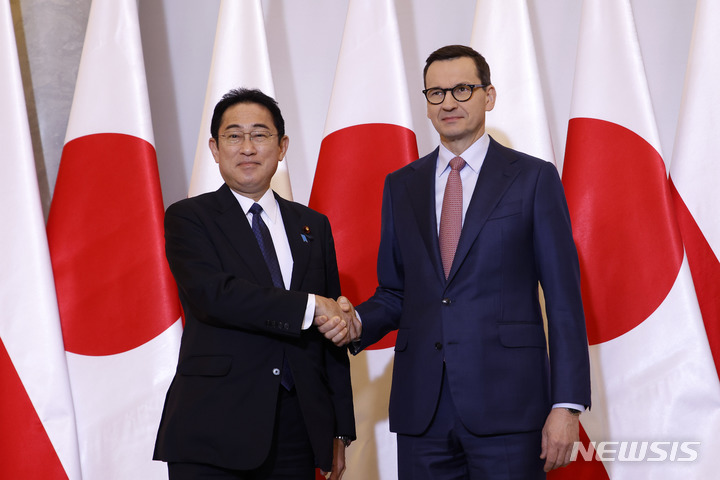 [바르샤바=AP/뉴시스]22일(현지시간) 마테우슈 모라비에츠키 폴란드 총리(오른쪽)가 폴란드 바르샤바를 방문한 기시다 후미오 일본 총리와 회담을 가지고 악수하고 있다. 2023.03.22.