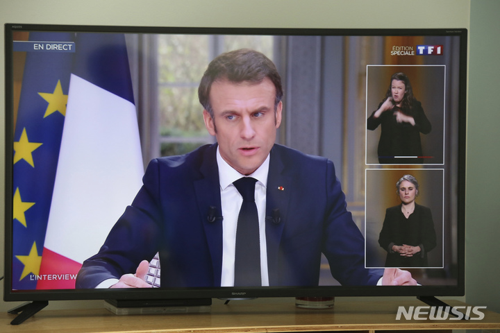 [피레네자틀랑티크=AP/뉴시스] 에마뉘엘 마크롱 프랑스 대통령이 22일(현지시간) 프랑스 국영TV에 출연해 연금개혁법안과 관련한 입장을 밝히고 있다. 2023.03.23.