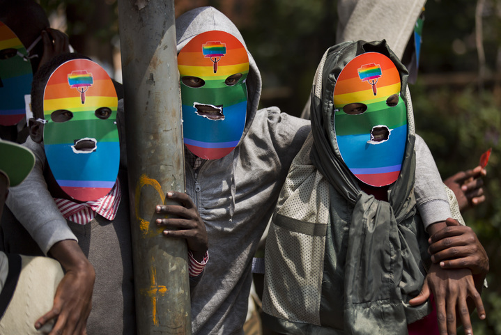 [나이로비=AP/뉴시스] 우간다 의회가 동성애자 또는 성소수자라고 밝힌 사람에게 최대 10년의 징역형을 내리는 법안을 21일(현지시간) 통과시켰다. 사진은 2014년 2월 10일 케냐 나이로비의 우간다 고등판무관실 밖에서 동성애에 대한 우간다의 강경한 입장에 반대하는 케냐의 게이와 레즈비언. 2023.03.22. *재판매 및 DB 금지