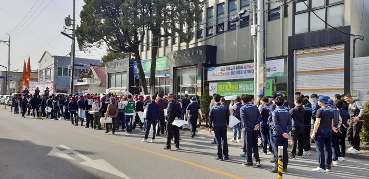 22일 오후 충북 제천 봉양농협 본점 앞에서 민주노총 충북지역본부 조합원들이 조합장의 갑질·횡포 등을 주장하며 규탄 결의대회를 진행하고 있다. (사진=독자 제공) *재판매 및 DB 금지