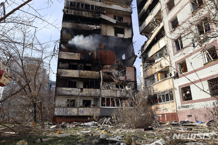 [자포리자=AP/뉴시스]22일(현지시간) 우크라이나 남동부 자포리자에 러시아군이 미사일 공습을 가했다. 민간인 거주 지역이 큰 피해를 입었다. 우크라이나 국가비상사태국 최소 1명이 숨지고 34명이 부상했다고 발표했다. 2023.03.23.