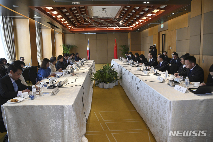 [마닐라(필리핀)=AP/뉴시스]필리핀 마닐라의 한 호텔에서 23일 필리핀과 중국 외교관들이 양국 관계를 재검토하기 위한 회의를 위해 마주 앉아 있다. 2023.3.23 