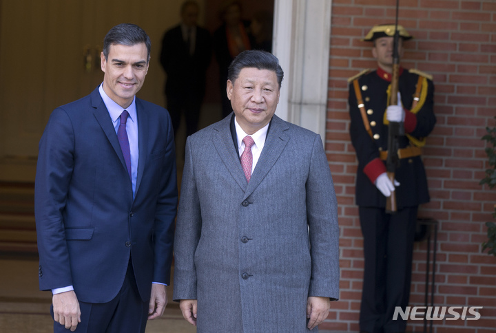 [마드리드=AP/뉴니스] 지난 2018년 11월 28일 페드로 산체스 스페인 총리(왼쪽)가 시진핑 중국 국가주석과 스페인 마드리드 몽클로아 궁전에 함께 서 있다. 2023.03.31.